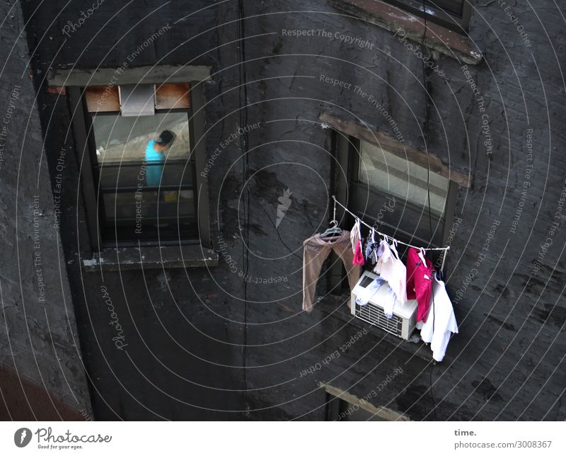 Waschtag Häusliches Leben Wohnung Raum Wäsche Wäscheleine maskulin Mann Erwachsene 1 Mensch Mauer Wand Belüftung gehen außergewöhnlich dunkel Vertrauen