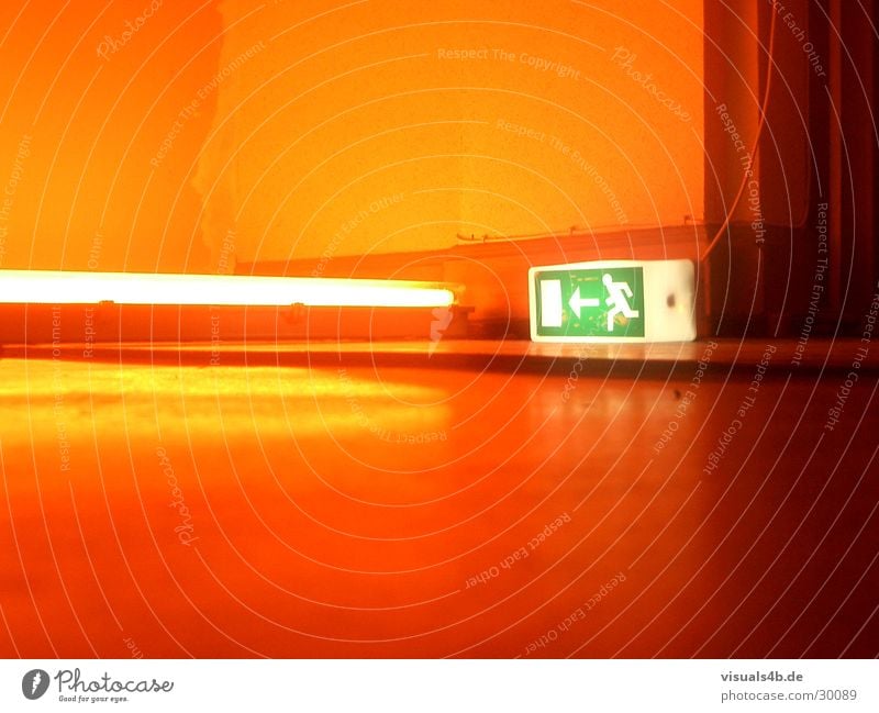 Notausgang Leuchtreklame Neonlicht rot grün Physik Piktogramm Innenaufnahme Licht gelb Mauer Wand obskur Signalschild EmergancyLight Wärme Brand Farbe gestellt