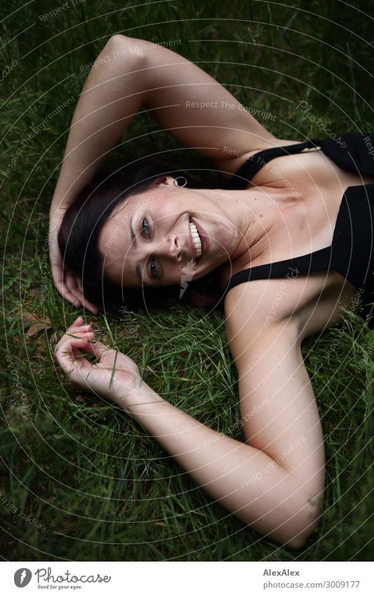 Portrait einer jungen, lächelnden Frau im Gras Lifestyle Freude Glück schön Wohlgefühl Erholung Junge Frau Jugendliche Gesicht 18-30 Jahre Erwachsene Natur