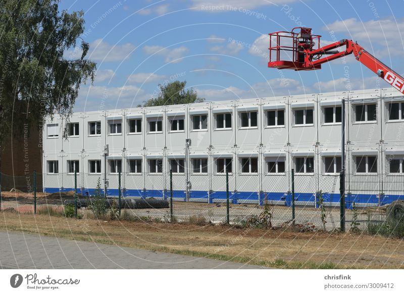 Bürocontainer auf Baustelle Häusliches Leben Haus Umzug (Wohnungswechsel) Raum Wirtschaft Industrie Mauer Wand blau weiß beweglich Container Wohncontainer