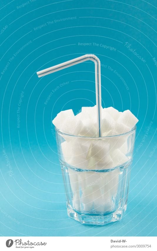 Süßwasser - ein Glas mit Strohhalm und jeder Menge Zucker Zuckerwürfel Würfelzucker ungesund ungesunde Ernährung Süße Lebensmittel Gesundheitsrisiko