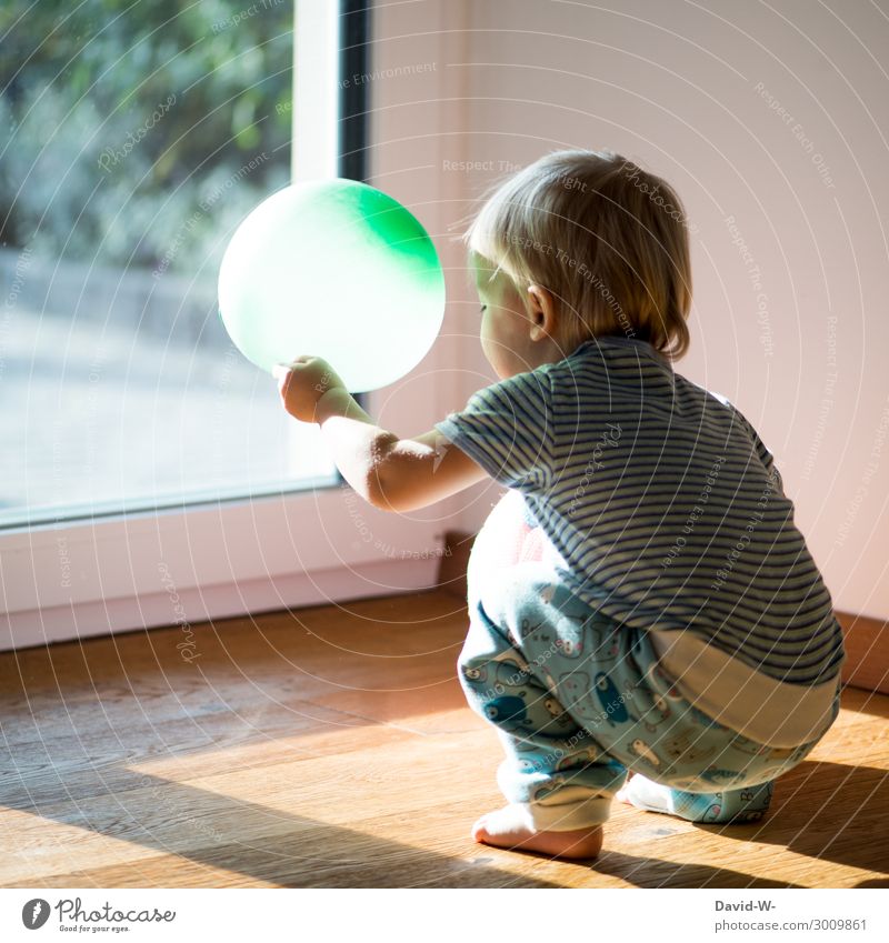 spielen Lifestyle Freude Spielen Häusliches Leben Wohnung Kind Mensch maskulin feminin Kleinkind Kindheit 1 1-3 Jahre Kunst beobachten Luftballon grün spielend