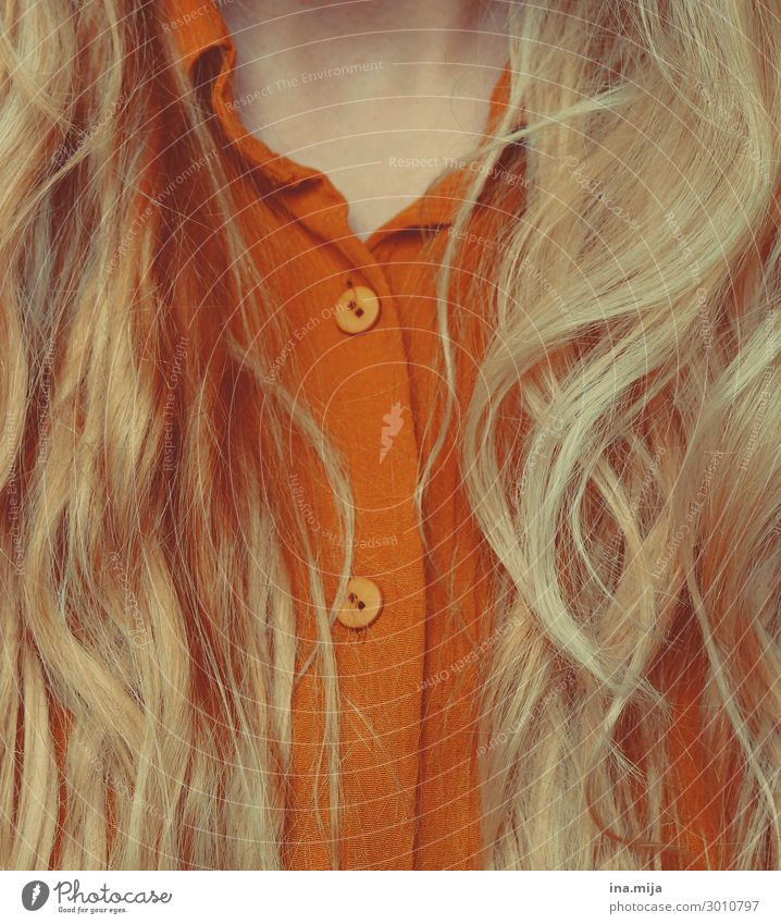 blondes Haar und Bluse mit Knöpfen Stil Haare & Frisuren Mensch feminin Junge Frau Jugendliche Erwachsene Leben Mode Bekleidung Hemd langhaarig Locken glänzend