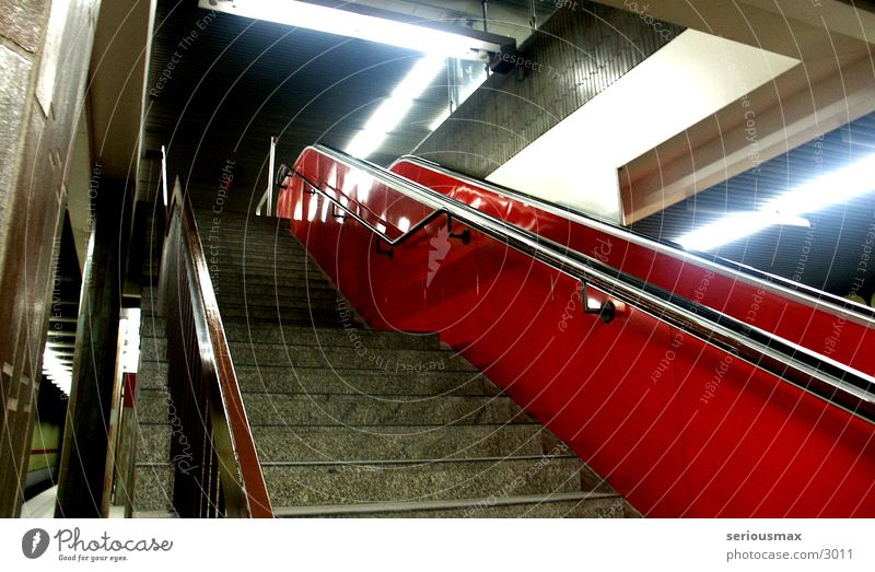 escalator Rolltreppe U-Bahn Untergrund Nacht rot Architektur Treppe