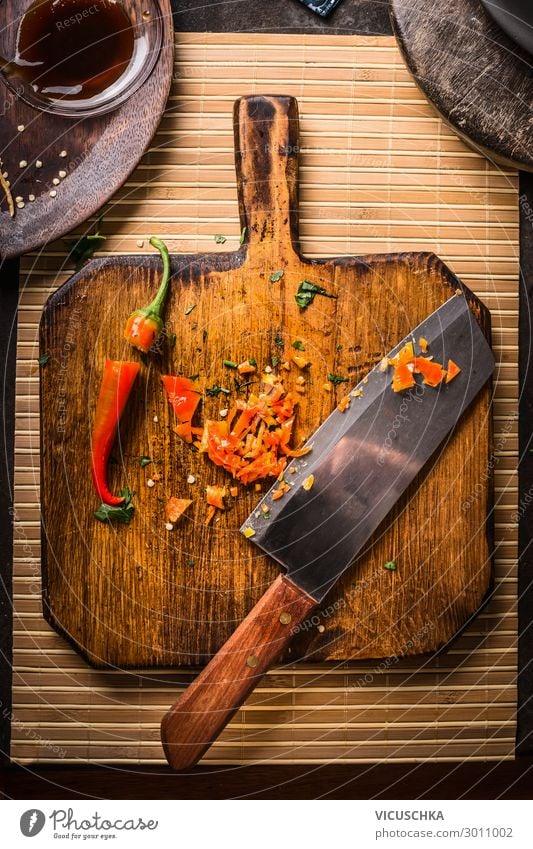 Gehackte Chilischote mit Messer auf Holzschneidebrett, Ansicht von oben. Scharfes Essen. Gewürze für schmackhaftes Kochen gehackt Peperoni Paprika hölzern