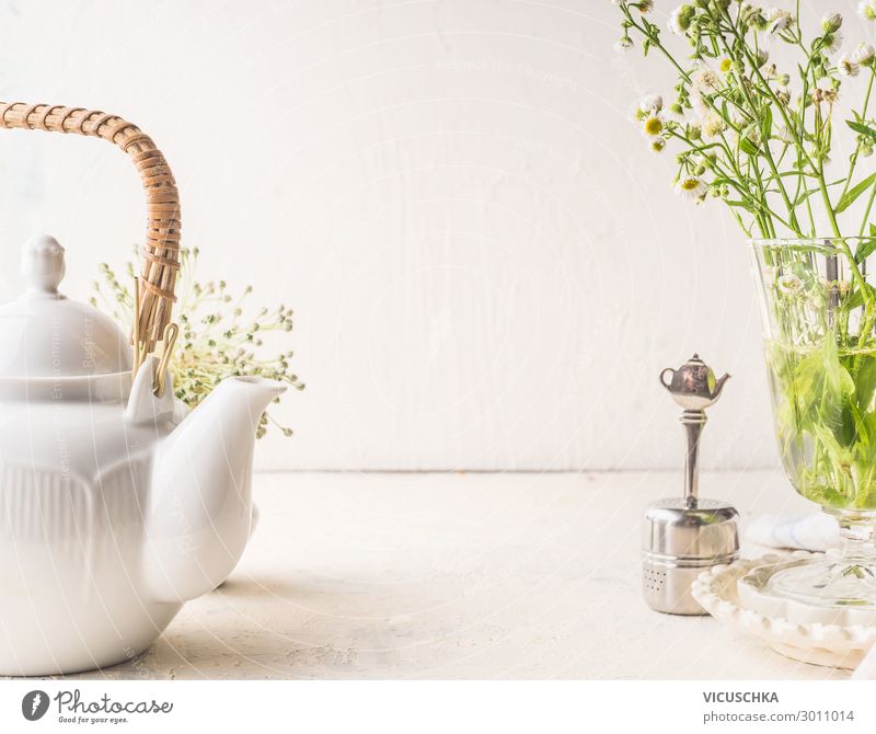 Teekanne und Teesieb auf weißem Tisch Lebensmittel Getränk Heißgetränk Geschirr Stil Design Gesunde Ernährung Häusliches Leben Mauer Wand Hintergrundbild