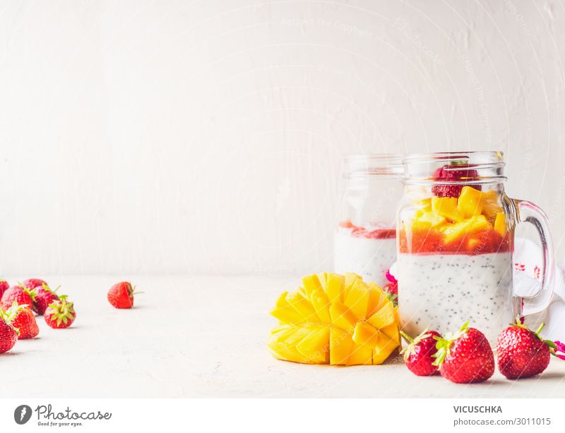 Gläser mit Chiasamen Joghurt, Mango und Erdbeeren Lebensmittel Milcherzeugnisse Frucht Ernährung Frühstück Bioprodukte Vegetarische Ernährung Diät Geschirr