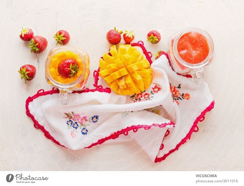 Gläser mit Erdbeeren und Mango Smoothies Lebensmittel Frucht Dessert Ernährung Frühstück Geschirr Stil Design Gesunde Ernährung Milchshake Hintergrundbild