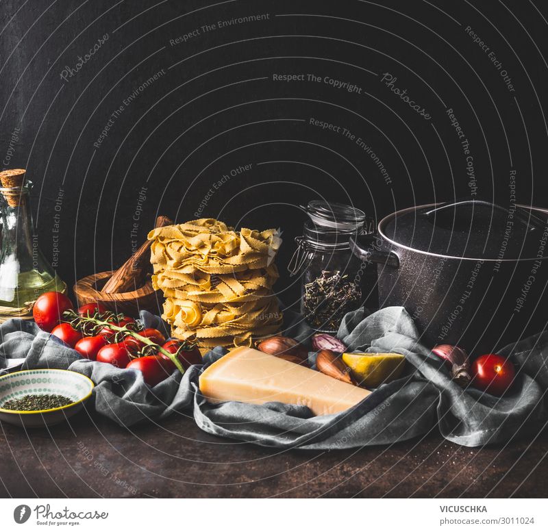 Hausgemachte Pasta mit Zutaten Lebensmittel Ernährung Mittagessen Italienische Küche Geschirr Topf Design Gesunde Ernährung Häusliches Leben Restaurant Parmesan
