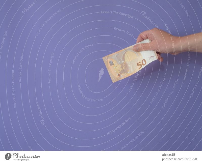 Hand mit Banknote von fünfzig Euro auf violettem Bankgrund mit Cop kaufen Geld Erfolg Kapitalwirtschaft Geldinstitut Business Mensch Frau Erwachsene Papier