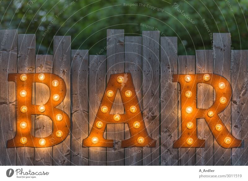 Buchstaben BAR auf Holzzaun beleuchtet - ein lizenzfreies Stock Foto von  Photocase