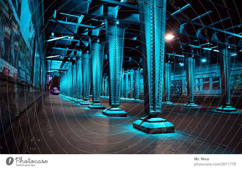unterirdisch Straße Tunnel dunkel kalt blau Stahl Stahlträger Architektur Bürgersteig stahlblau Unterführung Beleuchtung Kunstlicht Stahlkonstruktion Köln