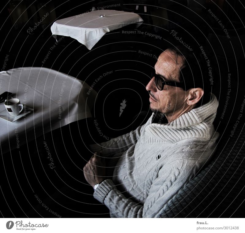 Polnische Reise Männlicher Senior Mann 1 Mensch 45-60 Jahre Erwachsene Pullover Brille schwarzhaarig Bart beobachten Denken genießen sitzen träumen positiv weiß