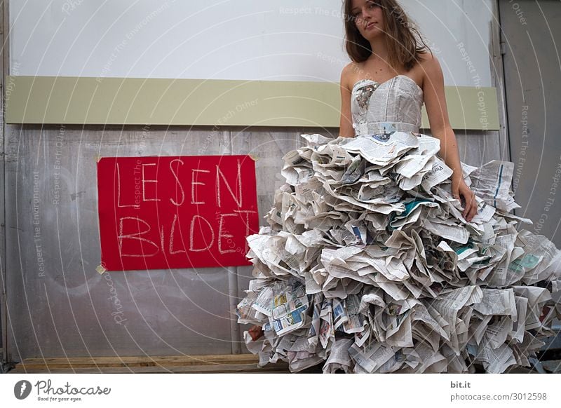 Junge Frau mit Kleid aus Zeitungen, fordert zum Lesen auf. feminin Jugendliche Erwachsene Kunst Kunstwerk Theater Bühne Jugendkultur Medien Printmedien