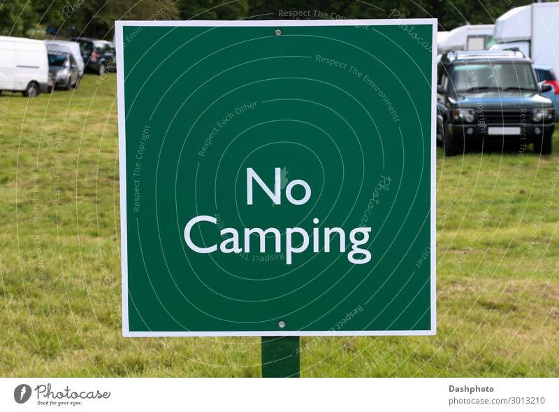 Kein Camping-Schild auf einer Ländermesse Ferien & Urlaub & Reisen Landschaft Baum Gras Blatt Feld Fahrzeug PKW Holz Hinweisschild Warnschild grün weiß Zeichen