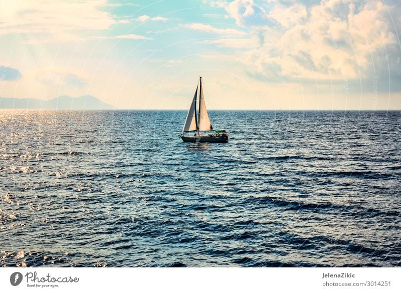 Segelboot auf offener See Lifestyle Erholung Ferien & Urlaub & Reisen Tourismus Ausflug Abenteuer Freiheit Kreuzfahrt Sommer Sommerurlaub Sonne Meer Insel