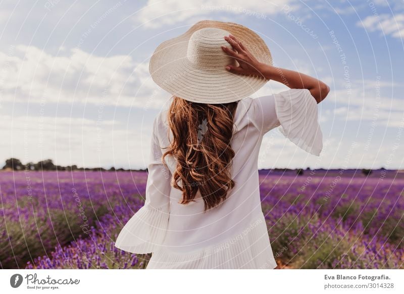 Junge Frau mit Hut und weißem Kleid in lila Lavendelfeld Lifestyle Freude Glück schön harmonisch Erholung Freizeit & Hobby Ferien & Urlaub & Reisen Freiheit