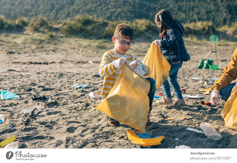 Freiwillige Kinder beim Reinigen des Strandes Glück Camping Arbeit & Erwerbstätigkeit Mensch Junge Frau Erwachsene Mann Familie & Verwandtschaft Umwelt Sand
