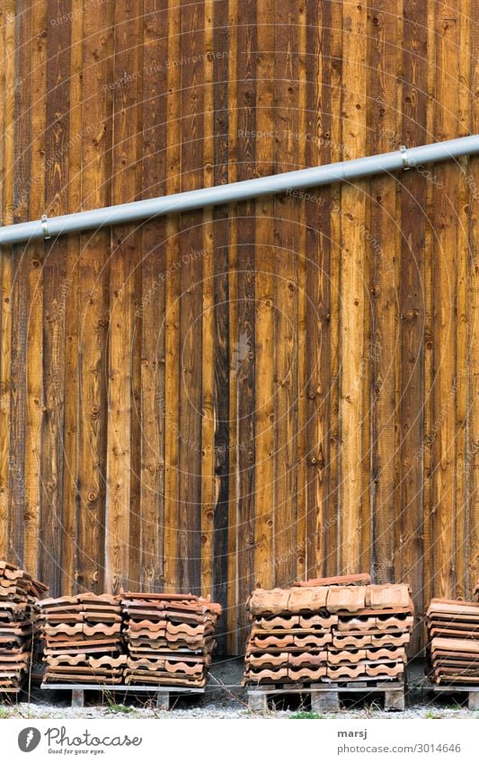 Gut gelagert Hütte Mauer Wand Dachrinne Holzwand einfach braun Ordnungsliebe einzigartig Paletten Dachziegel Fallrohr diagonal Neigung Stapel alt Anhäufung