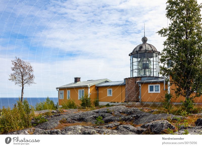 Leuchtturm an der Ostsee in Schweden Ferien & Urlaub & Reisen Tourismus Sommer Sommerurlaub Landschaft Wasser Himmel Wolken Sonne Schönes Wetter Baum Gras Hügel