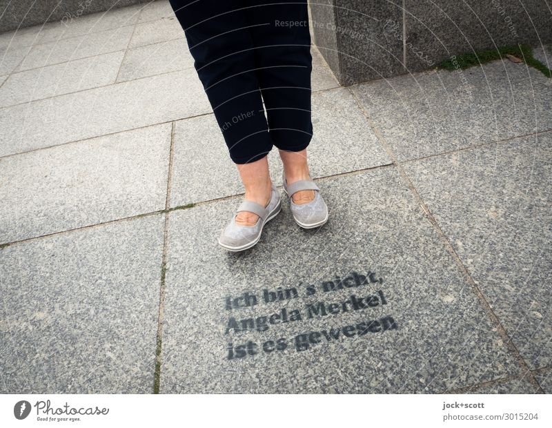 Du warst es? Beine Bürgersteig Hose Schuhe Wort Typographie stehen Bekanntheit grau standhaft Identität Kreativität Politik & Staat Verneinung Meinung Ironie