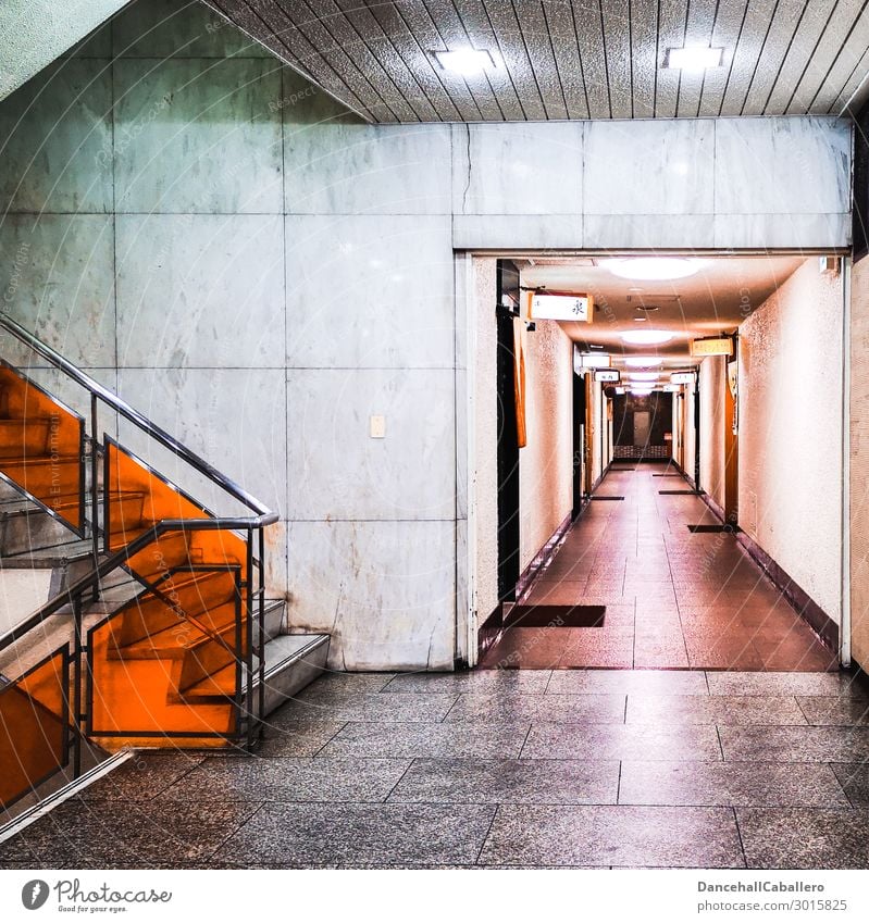 Treppenhaus... Stadt Mauer Wand Tür Fußmatte dunkel grau orange Treppengeländer Fliesen u. Kacheln Eingang Ausgang Flur aufwärts abwärts Architektur Design