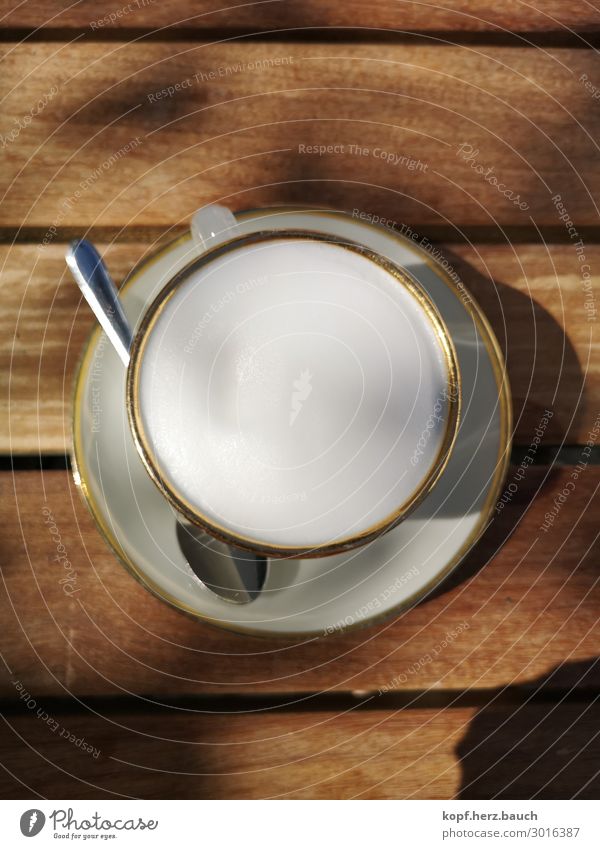 Käffchen mit Goldrand Frühstück Kaffeetrinken Slowfood Getränk Heißgetränk Cappuccino Café Milchschaum Geschirr Tasse Löffel Untertasse sprechen Erholung alt