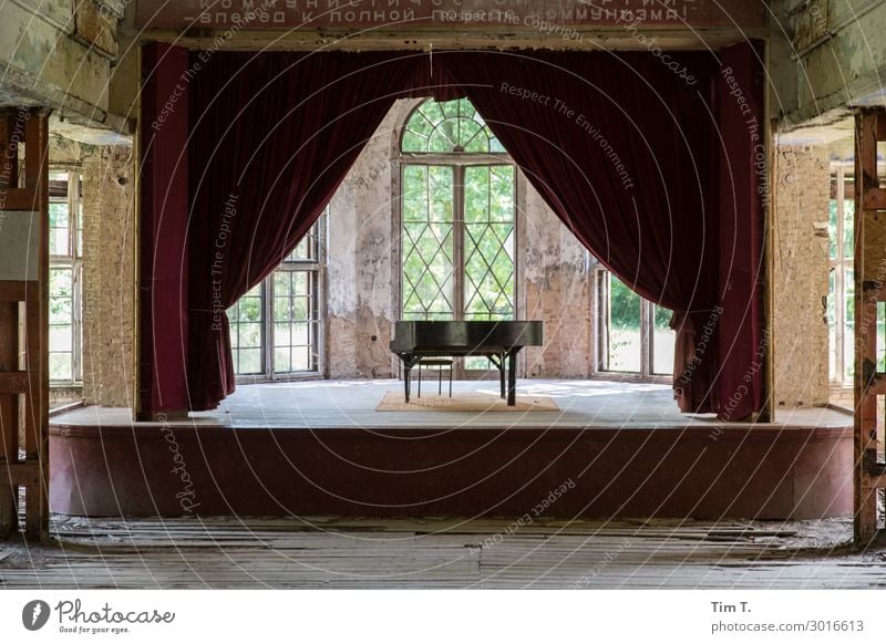 Bühne Menschenleer Haus Ruine Bauwerk Gebäude Architektur Fenster Tür Kunst stagnierend Stimmung Flügel Klavier Vorhang Farbfoto Innenaufnahme Textfreiraum oben