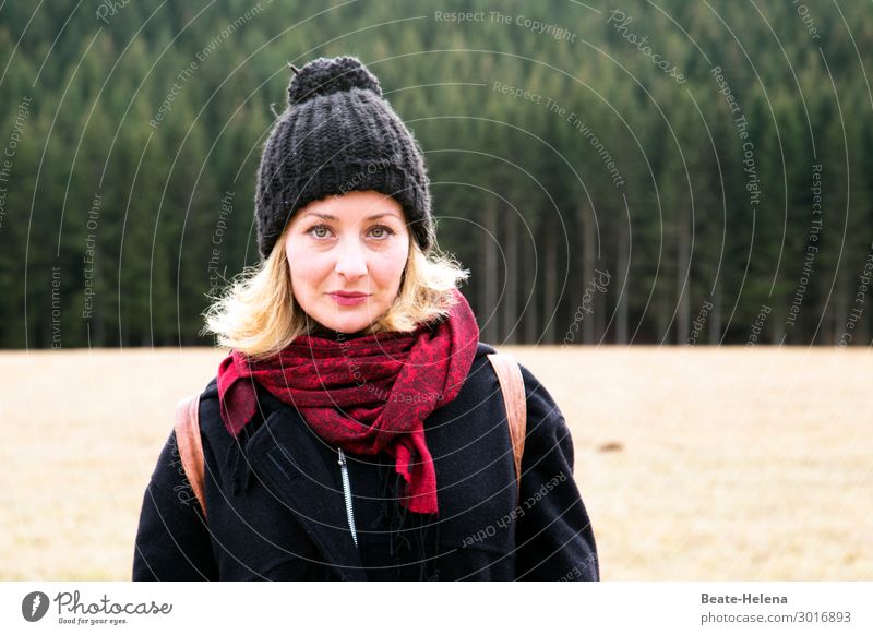 Wenn es draußen kalt wird 1/3 Lifestyle schön Gesundheit sportlich Freizeit & Hobby Winter wandern Junge Frau Jugendliche Natur Wald Mantel Schal Rucksack Mütze