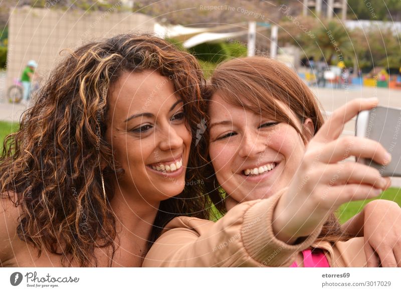 Zwei fröhliche, fröhliche Mädchen, die ein Selfie auf der Straße machen. Junge Frau Freude Freundlichkeit heiter Glück lustig Fotografie Lächeln Mobile City