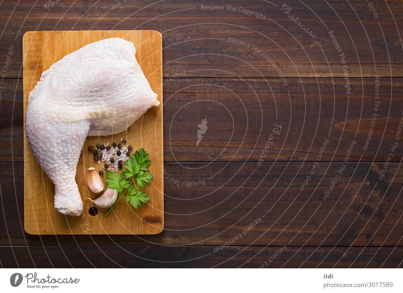 Rohes Hühnerfleisch Oberschenkel Fleisch frisch Lebensmittel Hähnchen Federvieh Essen zubereiten Bein Scheitel Protein Holzplatte Schneiden Gewürz Salz Paprika
