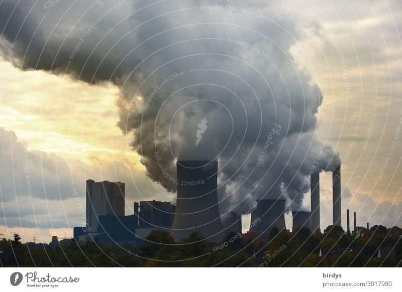 Klimakiller Braunkohle, RWE - Braunkohlenkraftwerk, CO2 Kohlekraftwerk Klimawandel Luftverschmutzung CO2-Ausstoß Schornstein bedrohlich dunkel