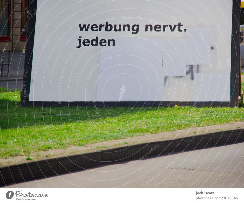 Werbung gegen Werbung Werbebranche Straßenkunst Gras Friedrichshain Werbeschild Typographie groß weiß protestieren nerven Straßenrand Plakatwand plakatiert Wort
