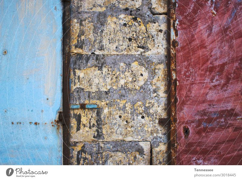 Blau und rot lackierte Metalltüren dreckig Grunge Hintergrundbild Tür Beton Backstein Wand rau Farben und Lacke gemalt verzweifelt blau beschmutzen Riss Design