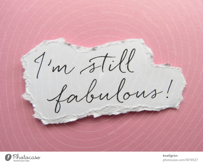 I‘m still fabulous! Schriftzeichen Schilder & Markierungen Kommunizieren rosa schwarz weiß Gefühle Glück Begeisterung selbstbewußt Hochmut Übermut fantastisch