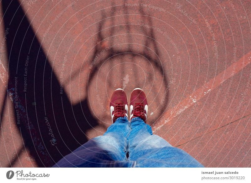 Füße und Korbschatten Silhouette auf dem Boden auf der Straße Fuß Körperteil Mensch Beine Turnschuh Schuhe Sport Lifestyle stehen Farbe Außenaufnahme Schatten