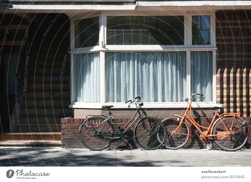 zwei Fahrräder lehnen an Hauswand Menschenleer Gebäude Architektur Mauer Wand Fassade Fenster Verkehrsmittel Fahrradfahren Klischee Niederlande Europa typisch