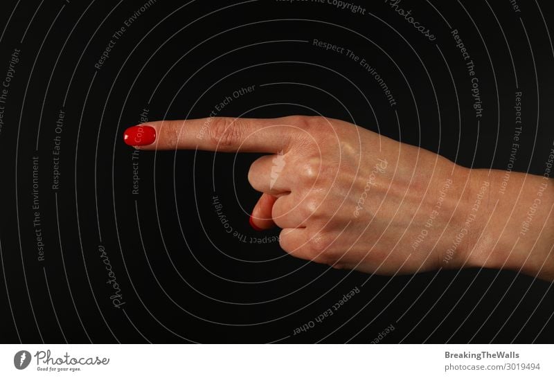 Frauenhand mit Zeigefinger über Schwarz zeigend Mensch feminin Junge Frau Jugendliche Erwachsene Hand Finger 1 berühren Aggression rot schwarz weiß selbstbewußt
