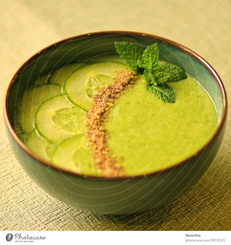 Gurken-Minzsuppe Lebensmittel Gemüse Suppe Eintopf Ernährung Essen Mittagessen Bioprodukte Vegetarische Ernährung Diät Schalen & Schüsseln frisch Gesundheit
