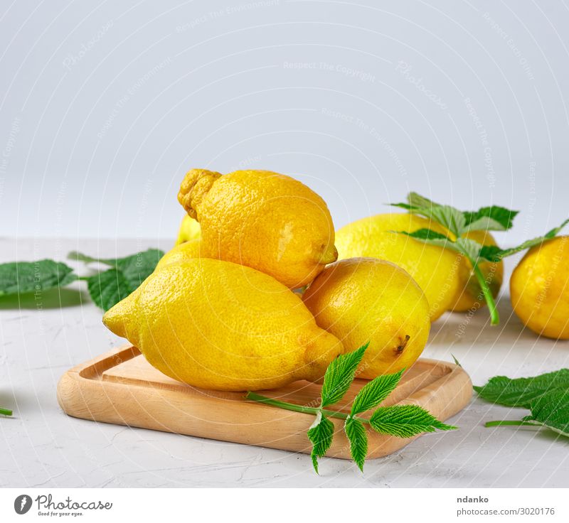 frische, reife, ganze gelbe Zitronen Frucht Vegetarische Ernährung Diät Limonade Saft Sommer Tisch Natur Blatt Holz Essen natürlich saftig grün weiß Farbe