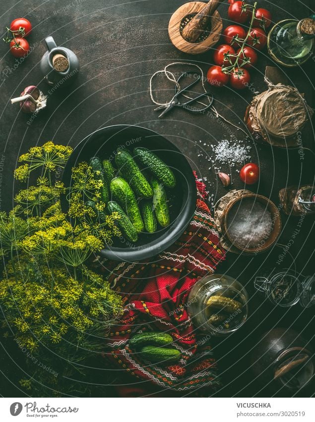 Gurken einlegen Zutaten auf dem Küchentisch Lebensmittel Gemüse Kräuter & Gewürze Ernährung Bioprodukte Vegetarische Ernährung Glas kaufen Stil Design Dill