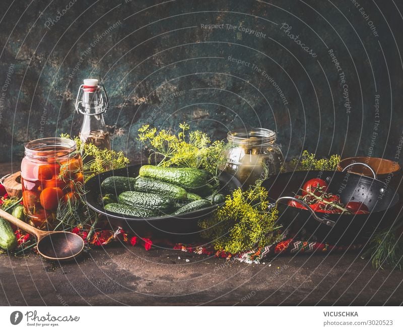 Gurken und Tomaten in Gläser einlegen Lebensmittel Gemüse Kräuter & Gewürze Ernährung Bioprodukte Vegetarische Ernährung Diät Geschirr Glas kaufen Stil