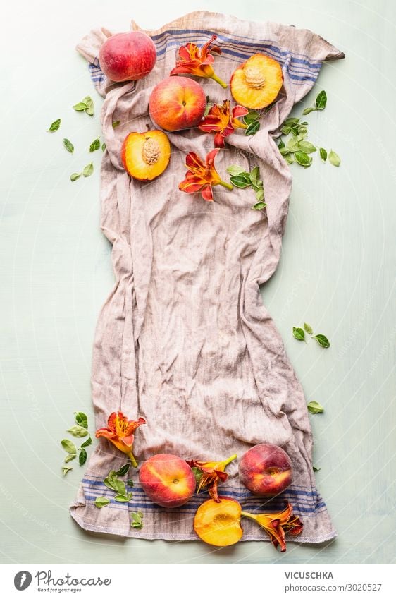 Ganze und halbe Pfirsiche auf Küchentuch mit Blättern Lebensmittel Frucht Ernährung Bioprodukte Vegetarische Ernährung Diät Stil Design Gesunde Ernährung Tisch