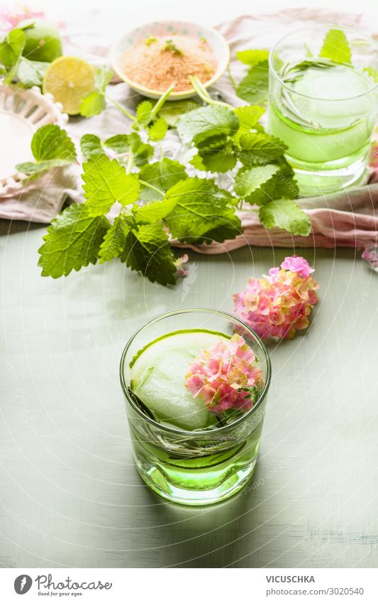 Grünes Getränk im Glas mit Eiswürfel, Gurke und Minze Lebensmittel Bioprodukte Vegetarische Ernährung Diät Erfrischungsgetränk Trinkwasser Limonade Saft