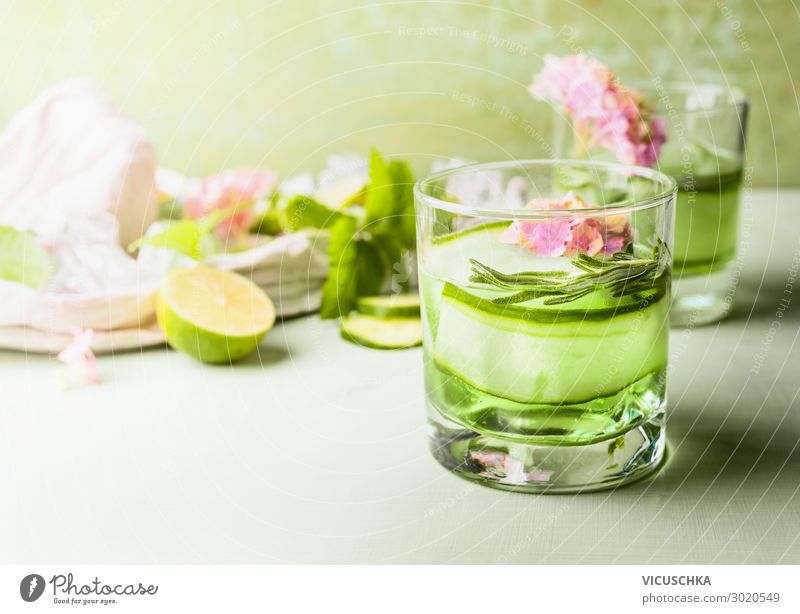 Glas mit Erfrischungsgetränk. Grüne Gurke und Limette Limonade Lebensmittel Ernährung Getränk Saft Stil Design Gesunde Ernährung Sommer Tisch trendy grün