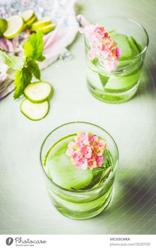 Glas grünes Gurken Rosmarin Getränk Lebensmittel Erfrischungsgetränk Trinkwasser Limonade Saft Design Gesundheit Gesunde Ernährung Sommer Bar Cocktailbar Natur