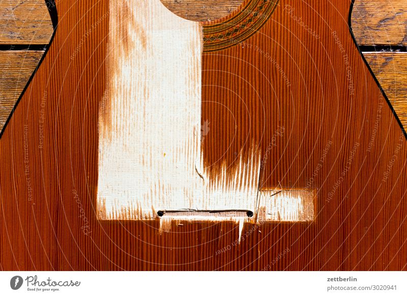Kaputte Gitarre Musikinstrument decke Holz Steg kaputt Zerstörung gerissen Maserung Faser Teile u. Stücke Menschenleer Textfreiraum