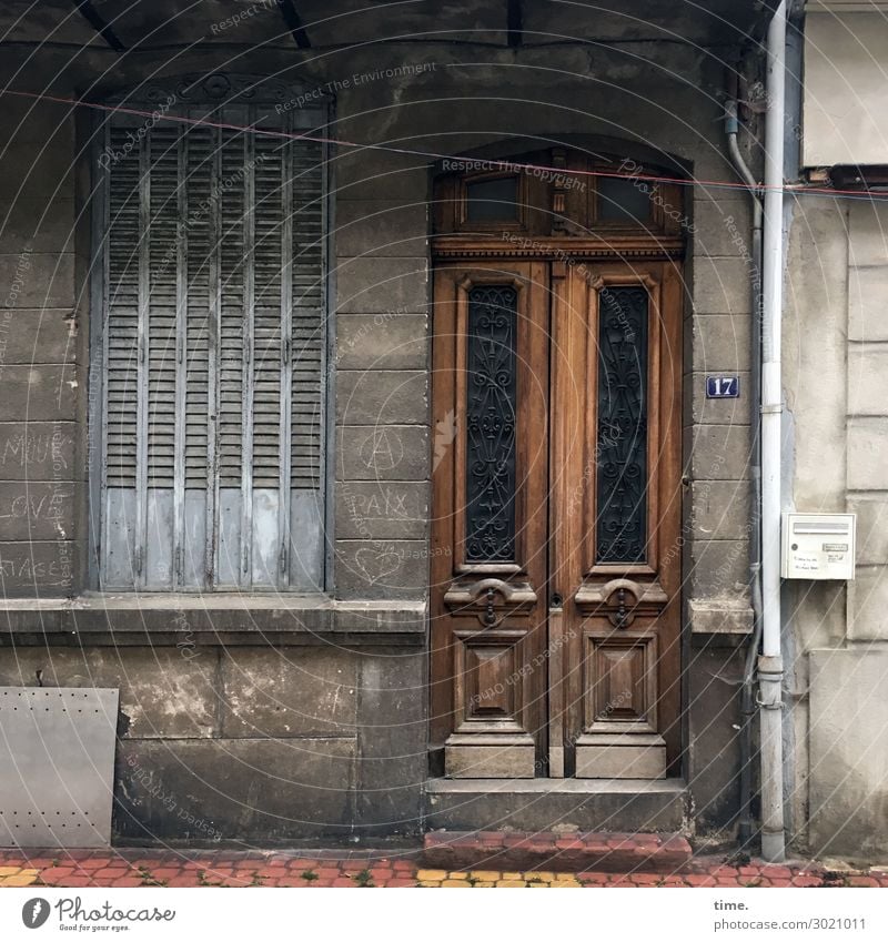 altehrwürdig Frankreich Altstadt Haus Mauer Wand Fassade Fenster Tür Eingang Fallrohr Fensterladen Leitung Treppenabsatz Hausnummer Briefkasten