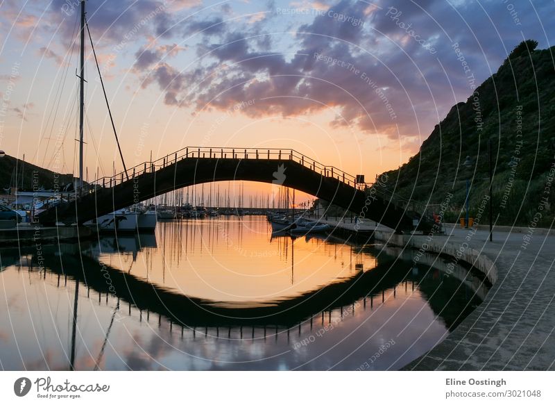 Brücke über Wasser. Castelsardo Sardinien Italien Hafen. Sonnenuntergang Reflexion Architektur Bucht Strand schön blau Boot Burg oder Schloss Großstadt Küste