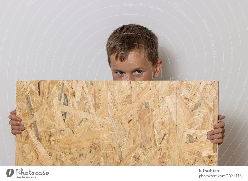 Kind hält Holzplatte Schulkind Baustelle Gesicht Finger 1 Mensch 3-8 Jahre Kindheit Schilder & Markierungen Arbeit & Erwerbstätigkeit gebrauchen festhalten